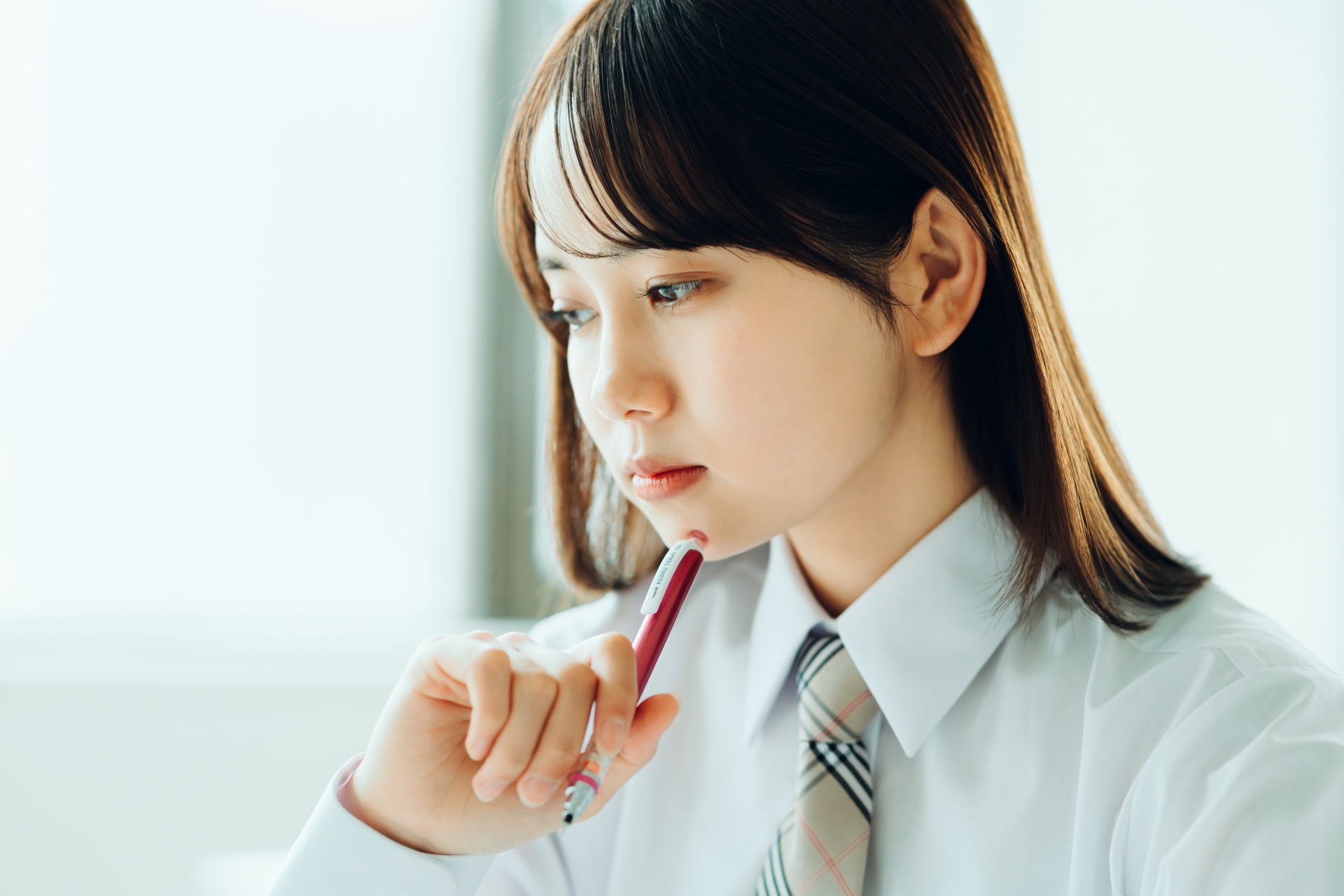 悩む女子学生